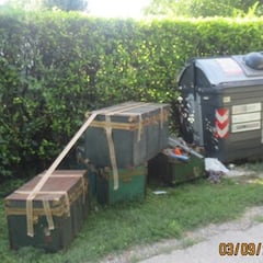 Una pareja deja basura en la calle, reciben una multa de 300 euros y le echan la culpa de todo a la tormenta