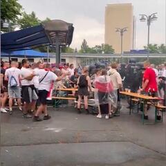 Un ultra polaco tira una botella a la policía y lo que sucede es tremendo