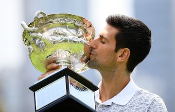 El tenista serbio Novak Djokovic ha posado ante los medios de comunicación con el trofeo conseguido en Australia tras vencer en la final a Dominic Thiem. Con título suma 17 Grand Slam por detrás de los 19 de Nadal y de los 20 de Federer. 