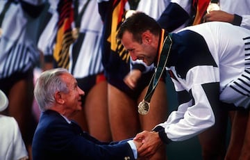 Pedró García Aguado (Toto) recibe el oro olímpico de manos de Juan Antonio Samaranch.