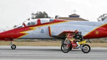 <b>CARRERAS. </b>Miguel Puertas se enfrentó a su avión de la Patrulla Águila con su moto del Dakar.