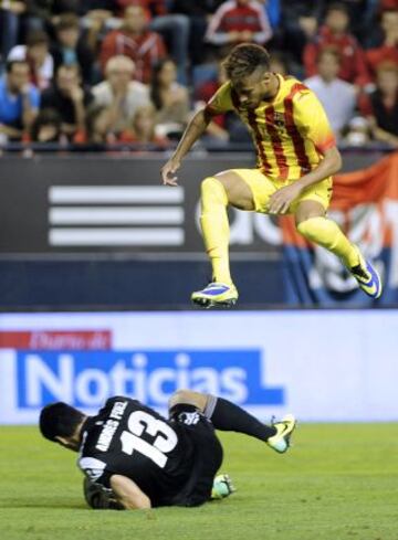 Neymar ante Andrés Fernández.