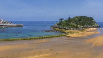 La playa de Isuntza se encuentra en el municipio de Lekeitio, al este del litoral vizcaíno. Al estar ubicada en el mismo casco urbano, junto al puerto y el parque de la localidad, Isuntza tiene numerosas zonas de paseo, bares, restaurantes y hoteles en sus alrededores. 