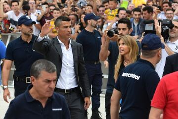 Cristiano Ronaldo llegando a Turn para pasar el reconocimiento mdico con su nuevo equipo. 