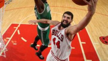 Mirotic entra a canasta en un partido ante Boston. Se ha ganado el respecto de la Liga.