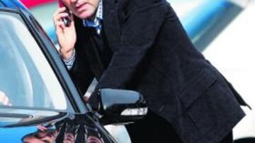 <b>EXPLICACIÓN. </b>Javier Gómez, en la imagen hablando por teléfono, se reunió con la plantilla che.