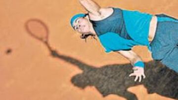 <b>ESPECTADOR DE LUJO. </b>McEnroe siguió el partido junto a Moyá, con quien Nadal jugó luego el dobles frente a los Bryan (6-3 y 6-3 para los gemelos).