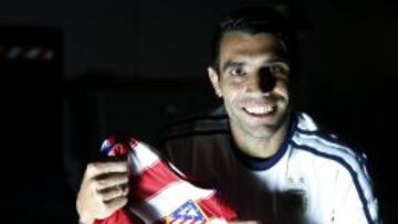 Augusto posa con la camiseta del Atlético.