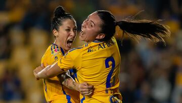 Natalia Colin y Jennifer Hermoso de Tigres celebran un gol.