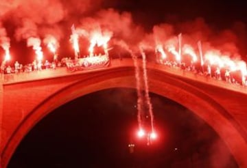 Un hombre salta desde el Puente Viejo de Mostar, en Bosnia, durante una competición de buceo.