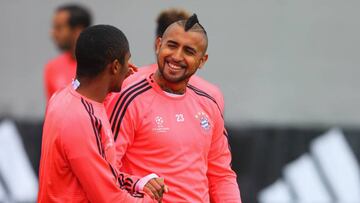 Vidal junto al brasileño Douglas Costa en un entrenamiento en el Bayern.