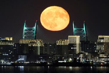 La luna llena se eleva detrás de un puente de la autopista Western High-Speed ​​Diameter (WHSD) en San Petersburgo, Rusia.