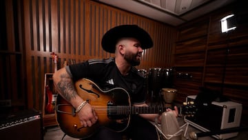 El cantante mexicano Carin León se une al Nashville SC de la MLS para lanzar cover de ‘Man in Black’ y nueva equipación en honor a Johnny Cash.