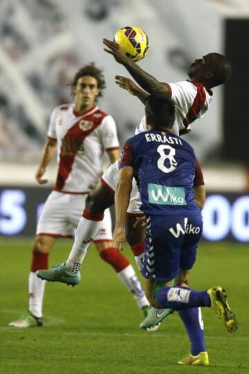 El delantero francés del Rayo Vallecano Gaël Kakuta controla el balón ante el centrocampista del Eibar Jon Errasti.