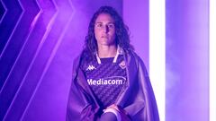 Vero Boquete, jugadora de la Fiorentina, posa con la bandera de su equipo.