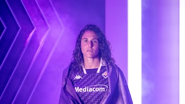 Vero Boquete, jugadora de la Fiorentina, posa con la bandera de su equipo.
