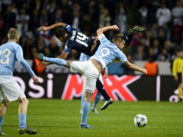 Casemiro con Markus Rosenberg.