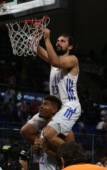 Sergio Llull quitando la red de la canasta 