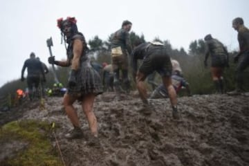 La carrera Tough Guy, se celebra desde 1987 en Inglaterra y desafía a sus participantes a recorrer 15km llenos de los obstáculos, donde hasta los más expertos se quedan en el camino. 