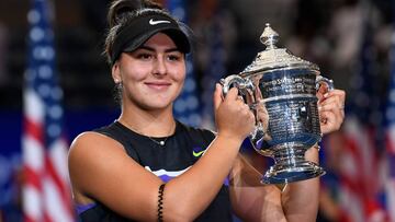 Bianca Andreescu posa con el trofeo de campeona del US Open 2019 tras derrotar en la final a Serena Williams en el USTA Billie Jean King National Tennis Center de Nueva York.