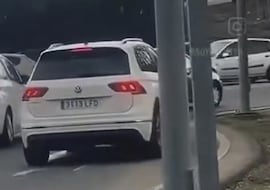 Un conductor se hace viral con un vídeo sobre la baliza V-16: lo que dice de Pedro Sánchez da que pensar