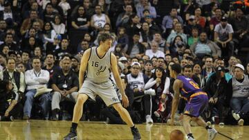 El centro español alineó por parte de los Spurs en enero de 2017, cuando vencieron los Suns 108-105.