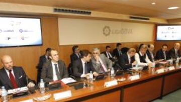 Comas, presidente del Recre (a la izquierda), aprueba la huelga si no hay solución, mientras Aldazabal (Athletic), a su lado, votó no al nuevo convenio.