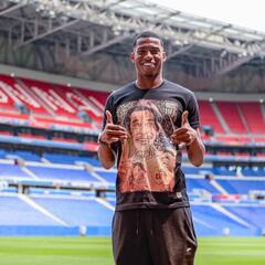 Jean Lucas se presenta en Lyon con una playera de 'Don Ramón'