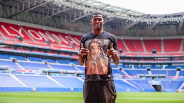 Brasileño es presentado por Olympique de Lyon con playera de Don Ramón