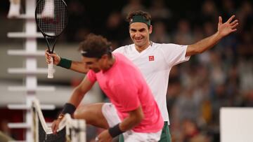 Federer sonríe junto a Rafa Nadal.