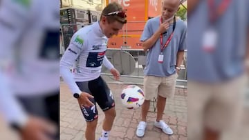 Evenepoel domina muy bien su bicicleta... ¡Y también el balón!