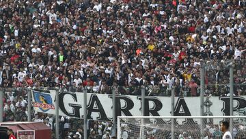 Hinchas de Colo Colo alientan durante el partido contra San Luis por primera division