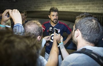 Villa atiende a la prensa en Chicago.