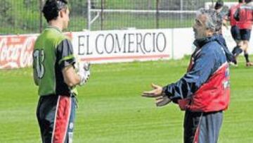 <b>DIÁLOGO. </b>Roberto y Preciado charlaron ayer sobre el desgraciado error del portero en Albacete.