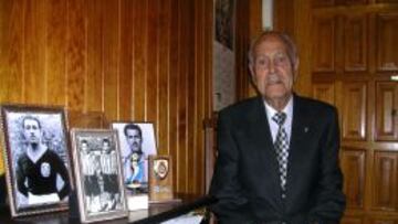 DE VISITA. Gabriel Jorge Sosa, con sus mejores fotografías, posa para el historiador perico Puyaltó.