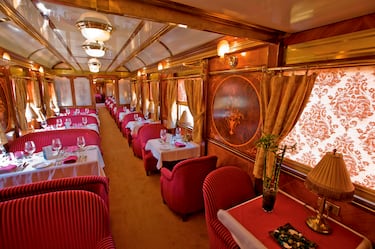 Viaje por el Sur de España recorriendo las ciudades más bellas de Andalucía, disfrutando de paisajes únicos y  de lo más selecto de la gastronomía española. Realiza un recorrido de 7 días y 6 noches. Tiene 14 coches vagones, que acogen a un total de 74 personas, distribuidos en dos coches restaurantes, un coche cocina, un coche bar, un coche salón de juegos, siete coches cama, un coche para la tripulación y un coche generador. Enmarcado en el escenario de la romántica Belle Epoque, es todo un referente en comodidad, elegancia y amplitud.