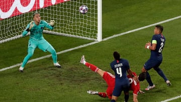 Keylor Navas ya se mostr&oacute; como un factor para que el PSG no est&eacute; perdiendo la final de la Champions League, pues detuvo un remate de Lewandoski.