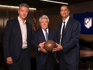 MADRID, 10/11/2025.- El consejero delegado del Atlético de Madrid Miguel Ángel Gil (i), y el presidente del equipo, Enrique Cerezo (c), posan junto a Robert Givone (d), socio de Apollo y co-gestor de ASC Apollo Sports Capital (ASC). EFE/ Atlético De Madrid SOLO USO EDITORIAL/SOLO DISPONIBLE PARA ILUSTRAR LA NOTICIA QUE ACOMPAÑA (CRÉDITO OBLIGATORIO)