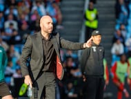 Claudio Giráldez da indicaciones durante el partido contra el Friburgo disputado en Balaídos