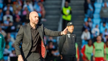 Claudio Giráldez da indicaciones durante el partido contra el Friburgo disputado en Balaídos