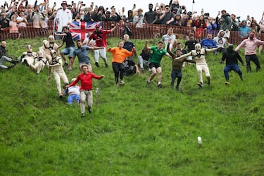 La carrera consiste en atrapar un queso de Gloucester arrojado desde la colina de Cooper, con una caída de 182 metros en la localidad de Brockworth. Los competidores deben bajar por la ladera del cerro para atraparlo y el primero en conseguirlo se proclama vencedor.