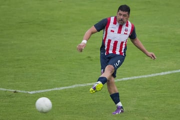 Canterano del Rebaño, debutó con las Chivas en 1990 y participó en un encuentro contra el América que concluyó 5-0 en favor de los rojiblancos.