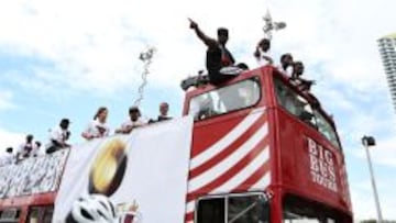 Miles de personas llenan las calles en el desfile de los Heat