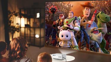 Este proyector porttil con wifi y bluetooth ofrece una imagen Full HD de hasta 300 pulgadas