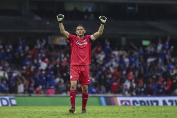 Jesús Corona festejaba el gol de Santiago Giménez que finiquitó el duelo.