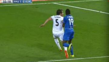 Coentrao, agarrado por Nelson.