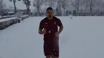 Ibra se entrena sobre la nieve de Milanello.