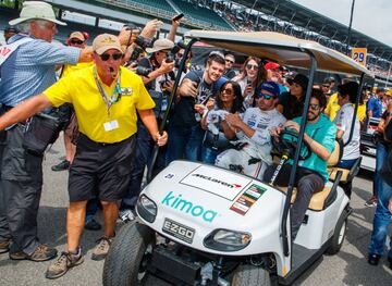 El español Fernando Alonso participa en la última sesión de entrenamientos de las 500 Millas de Indianápolis