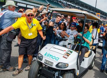 El español Fernando Alonso participa en la última sesión de entrenamientos de las 500 Millas de Indianápolis 
