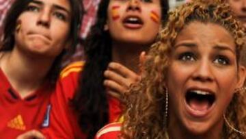 <b>UN 'BOOM'. </b>Un grupo de aficionados acude a la Nueva Condomina a ver a España antes de partir a Sudáfrica, ataviados con La Roja.